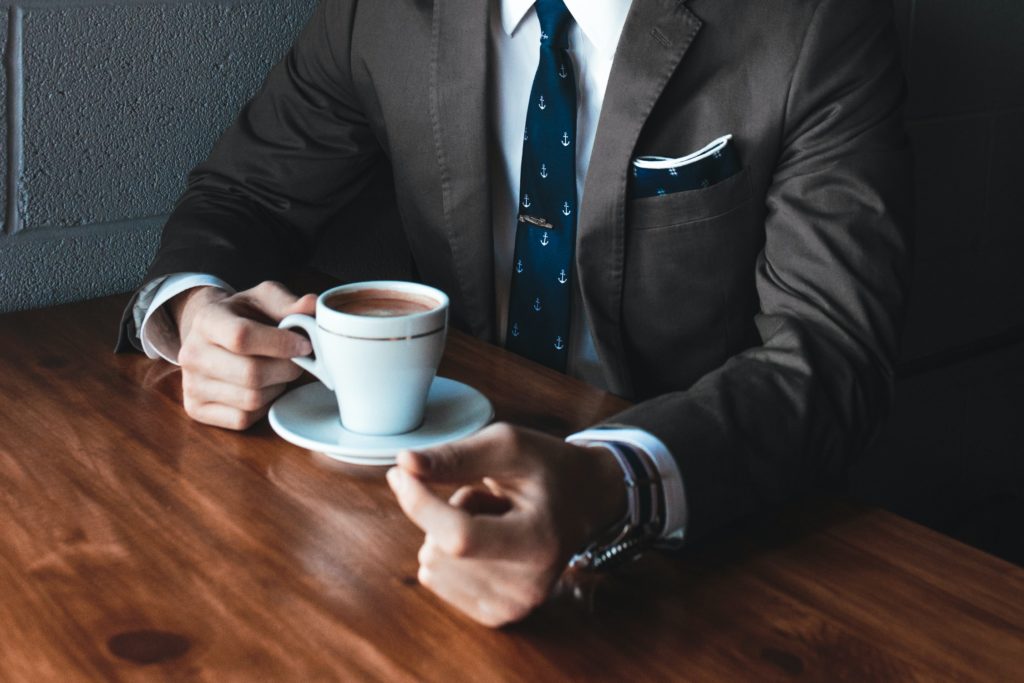 コーヒーを飲む男性