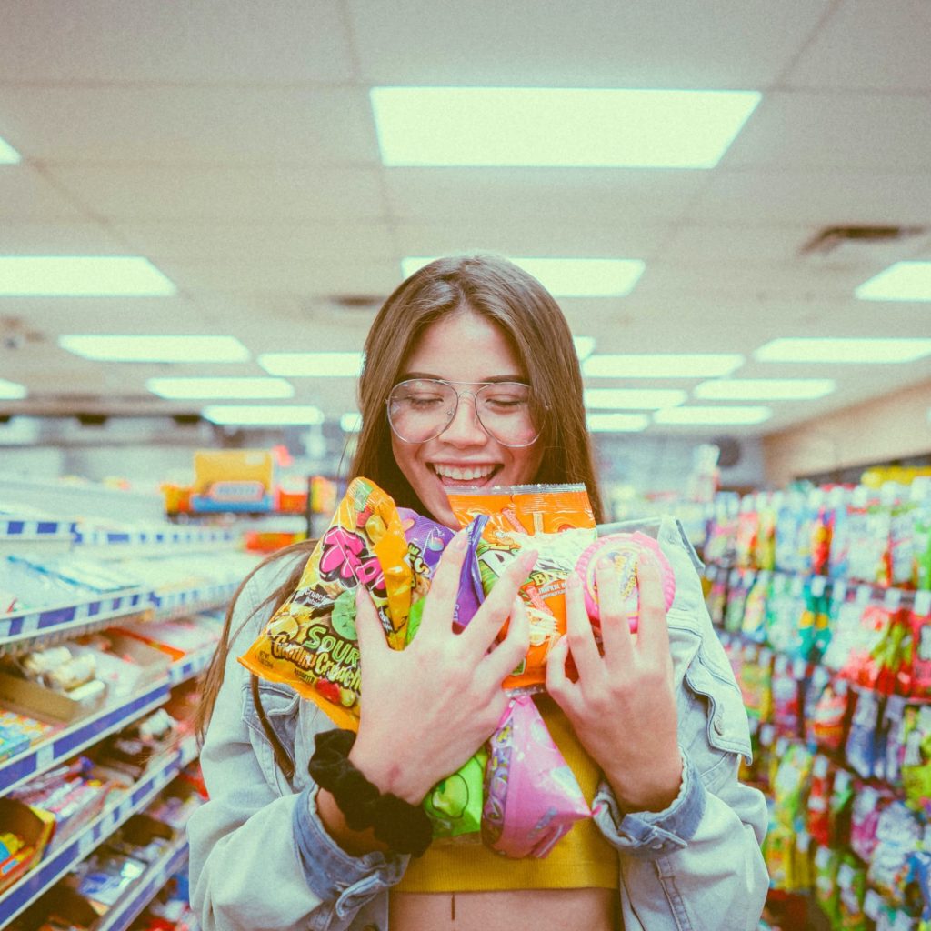 お菓子を抱える女性